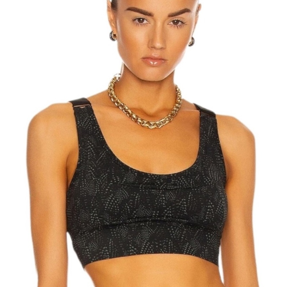 Varley edris sports bra in mono feather pattern